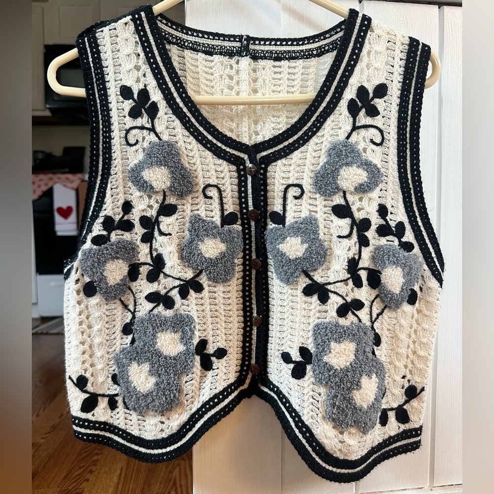 SHEIN Cream Crochet Floral Appliqué Button Front Vest